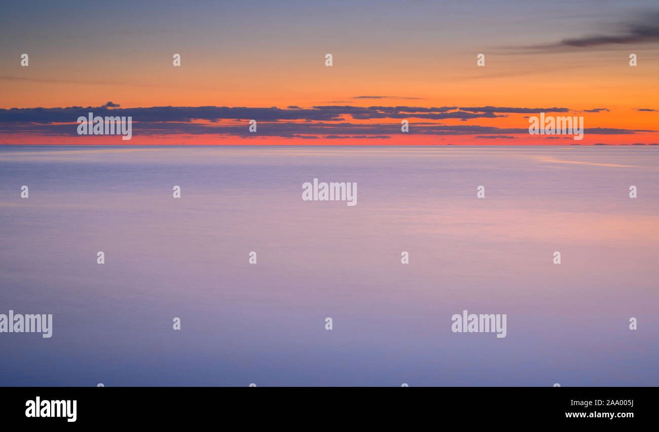 Lyme Regis, dans le Dorset, UK. 18 Nov, 2019. UK Météo : ciel rouge le soir bergers delight.superbes couleurs éclatantes illuminent le ciel et mer à Lyme Regis à mesure que le soleil descend sous l'horizon au coucher du soleil. Credit : Celia McMahon/Alamy Live News Banque D'Images