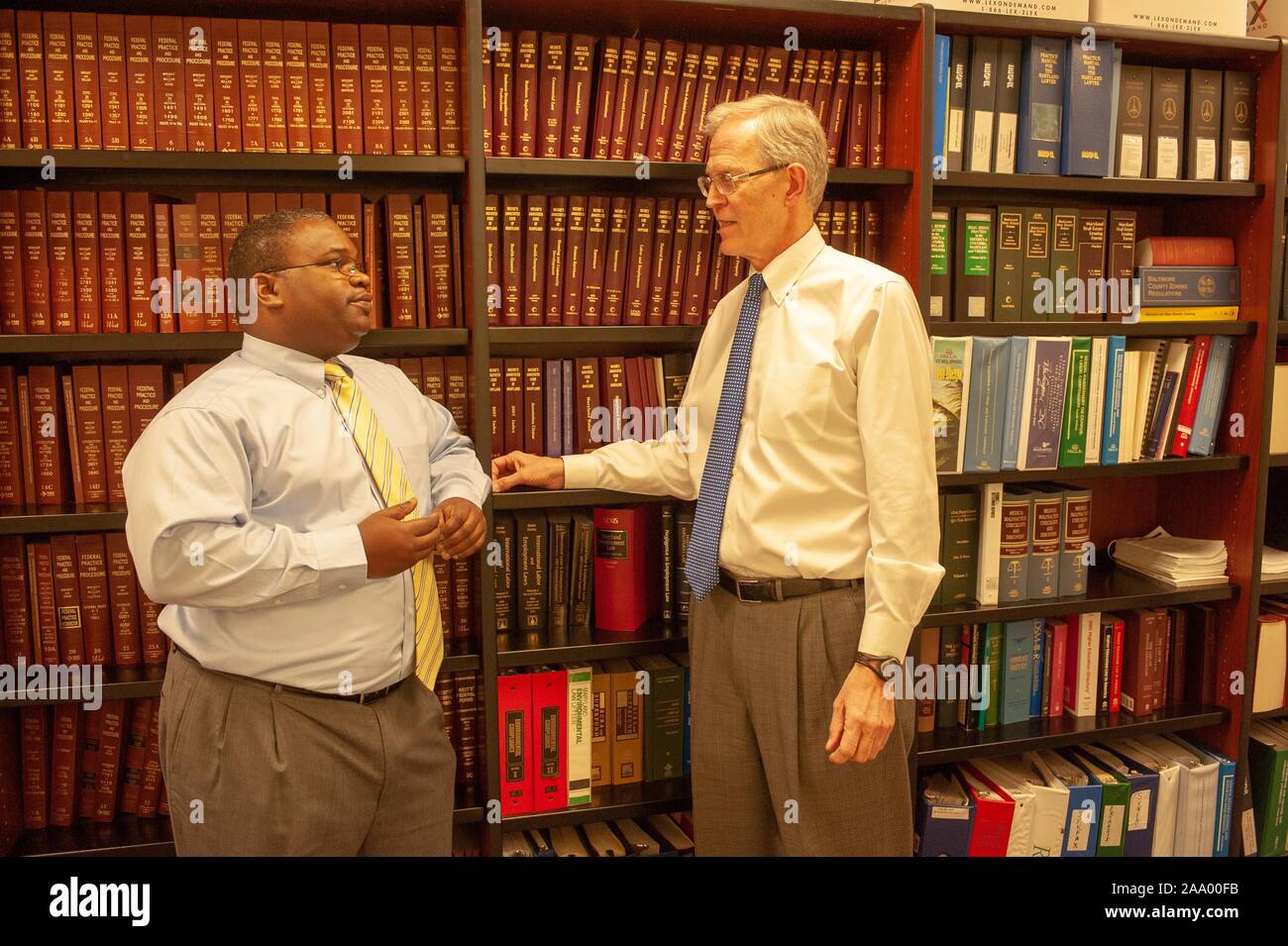 Deux personnes parlent dans le bureau de l'avocat à l'Université Johns Hopkins de Baltimore, Maryland, 2009. À partir de la collection photographique de Homewood. () Banque D'Images