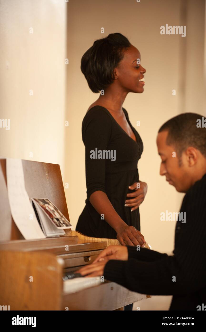 Chanteur et pianiste exécuter un événement musical au cours de l'ouverture des festivités pour le mois de l'histoire des Noirs à l'Université Johns Hopkins de Baltimore, Maryland, 2009. À partir de la collection photographique de Homewood. () Banque D'Images