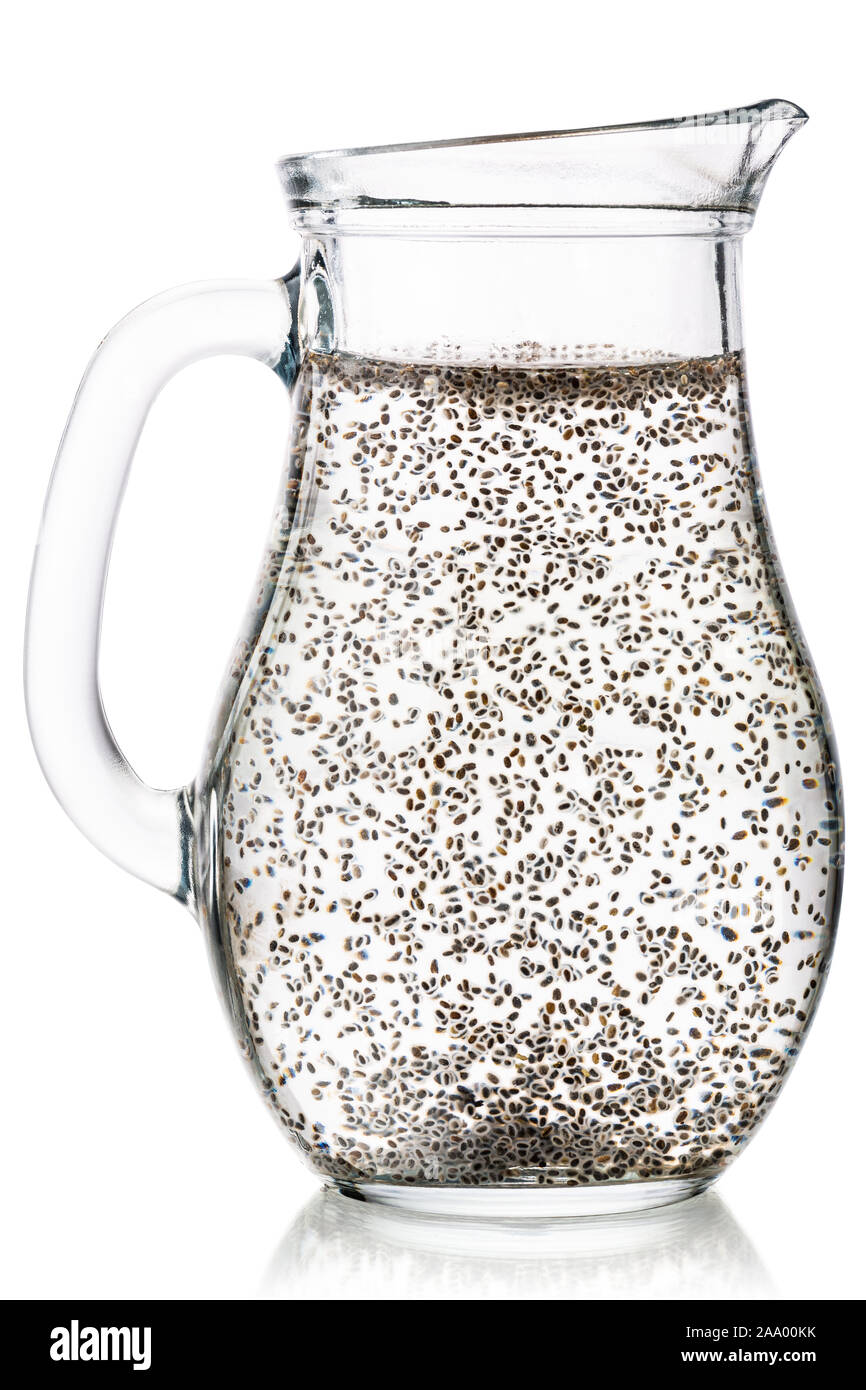 Pitcher de chia fresca, une eau claire avec des graines de chia, isolé Banque D'Images