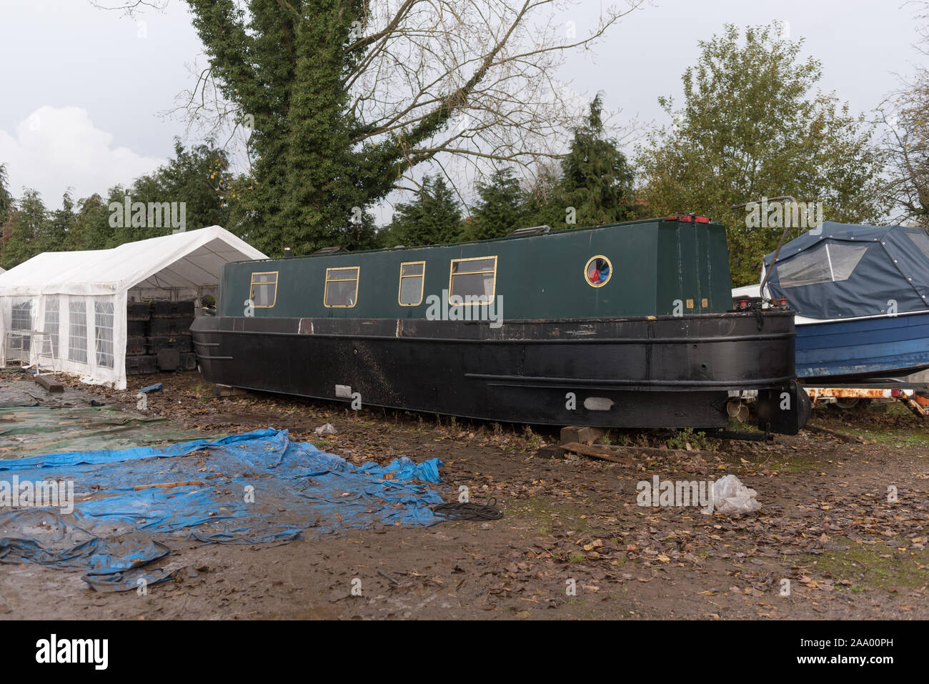 Bateaux le long du canal de Kennet and Avon Canal pour l'entretien du canal de Banque D'Images