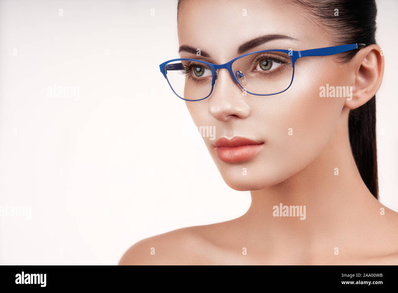 Femme aux longs cils en lunettes. La correction de la vision. Mauvaise vue. Spectacle cadre. Maquillage, cosmétiques, beauté. Close up, macro Banque D'Images