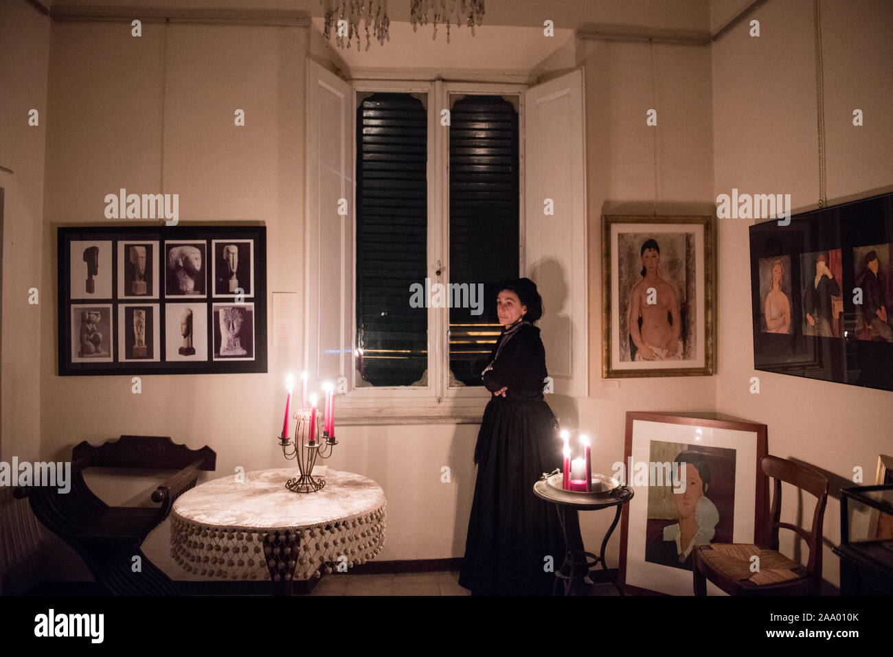 Performance 'Les chambres d'Amedeo Modigliani" à l'intérieur de la maison où l'artiste est né. 'Teatro degli Onesti' Company. L'actrice Paola Bargagna imp Banque D'Images