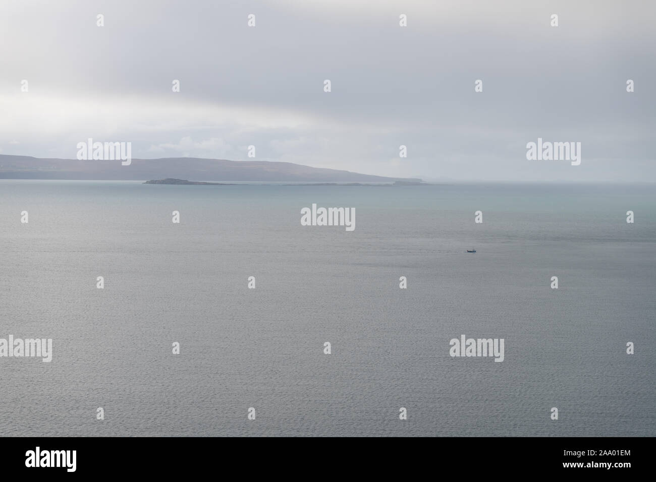 Un bateau de pêche dans une Uig Bay sur l'île de Skye, Écosse Banque D'Images