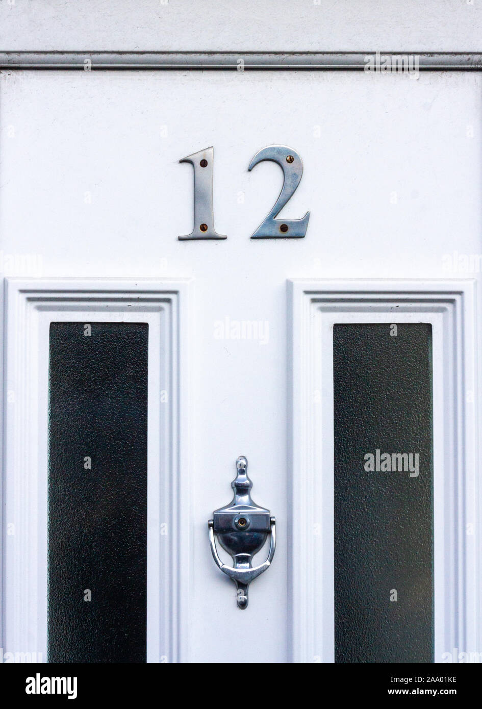Claire et propre maison blanche porte avec le nombre 12 Banque D'Images