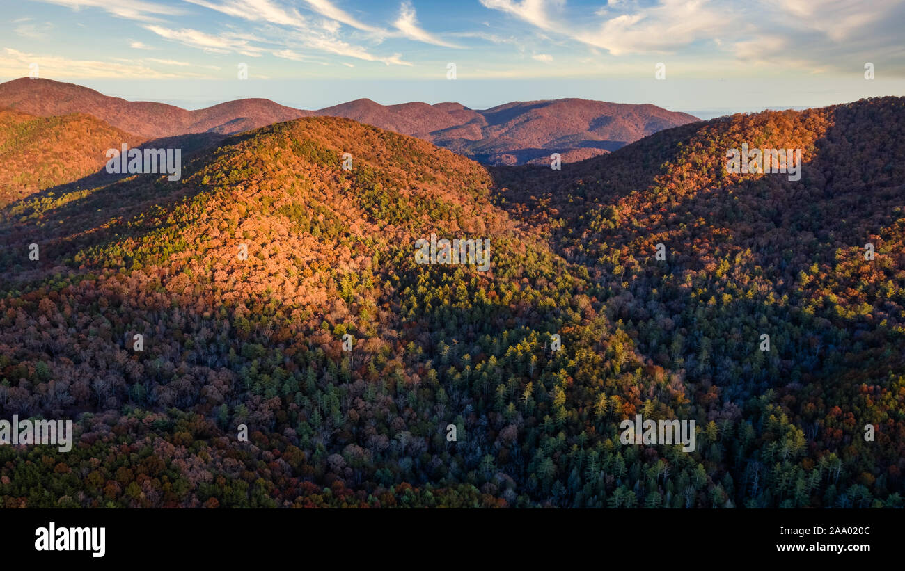 Vue aérienne le coucher du soleil dans les montagnes de la Géorgie à Dahlonega Banque D'Images
