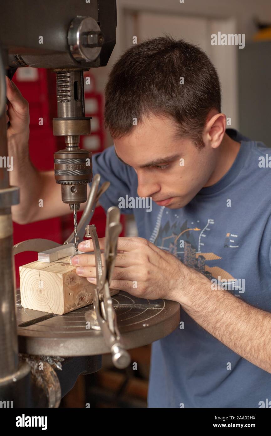 Close-up of a Whiting School of Engineering de l'équipe de conception d'outil de perçage à l'aide d'un étudiant dans un atelier de machines à la Johns Hopkins University, Baltimore, Maryland, le 30 mars 2009. À partir de la collection photographique de Homewood. () Banque D'Images