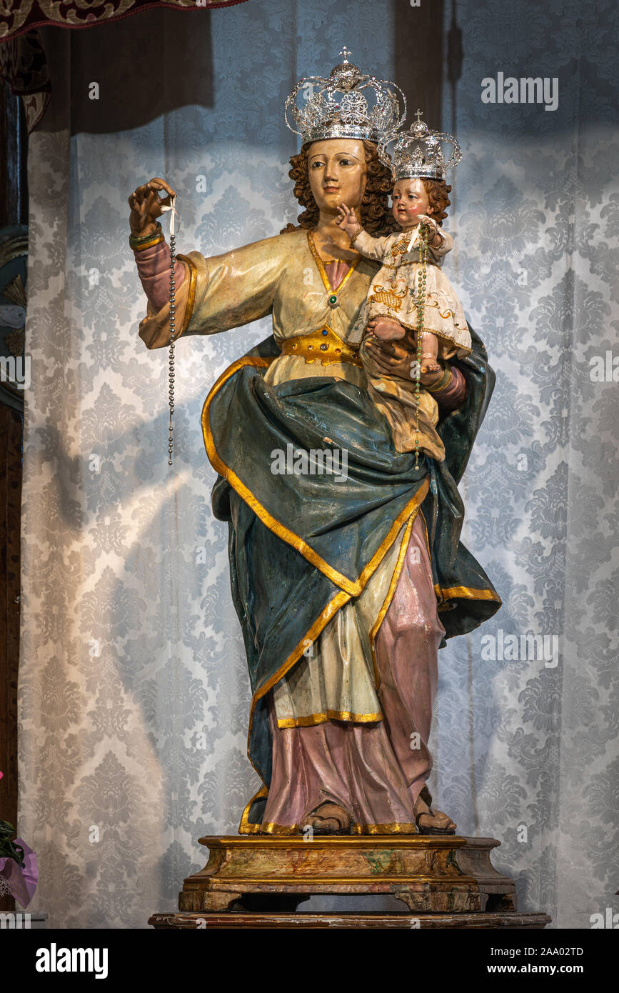 Statue précieuse de la Madonna avec l'enfant, église mère de l'évangéliste San Marco, Agnone, Isernie, Molise Banque D'Images