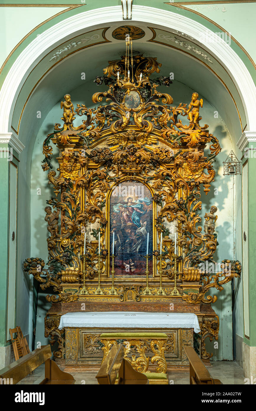 Autel dédié à la Madonna del Rosario dans l'église mère de San Marco, Agnone, molise, italie Banque D'Images