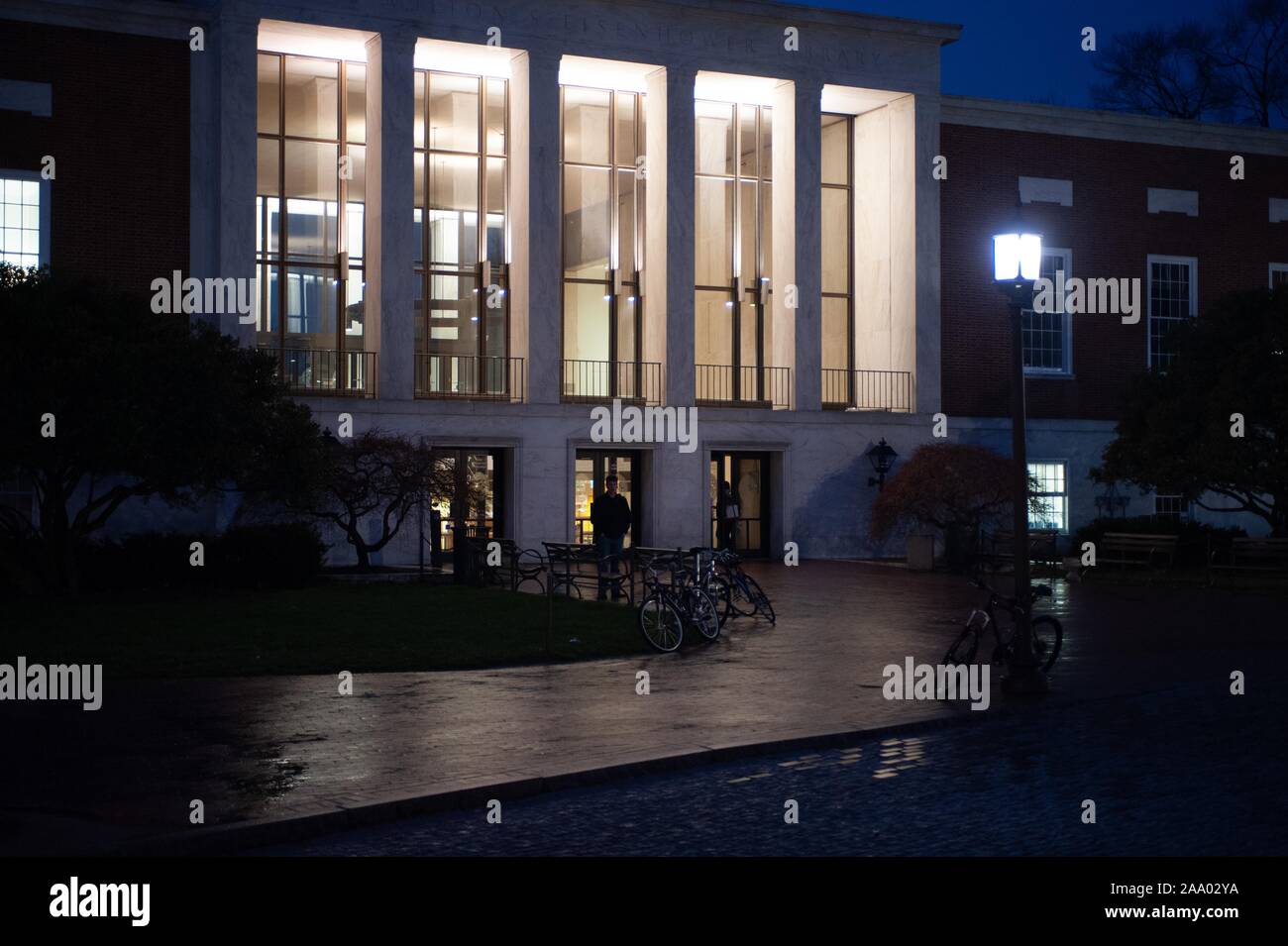 Photo de nuit légèrement incliné de l'intérieur de la façade éclairée S Milton Eisenhower Library de l'Université Johns Hopkins, Baltimore, Maryland, Avril, 2009. À partir de la collection photographique de Homewood. () Banque D'Images