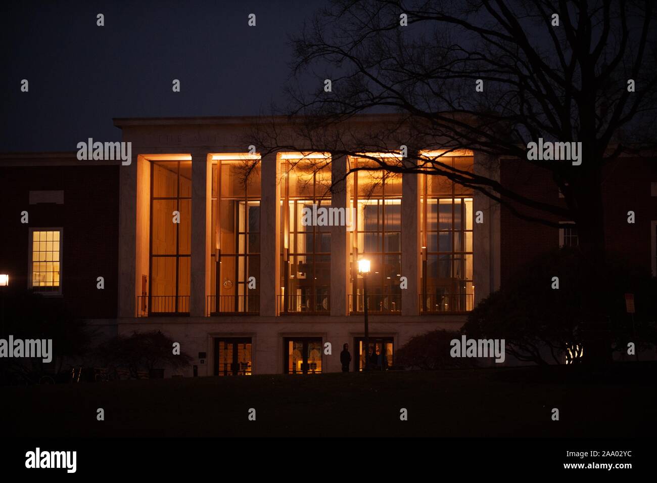 Photo de nuit de l'intérieur de la façade éclairée S Milton Eisenhower Library de l'Université Johns Hopkins, Baltimore, Maryland, Avril, 2009. À partir de la collection photographique de Homewood. () Banque D'Images