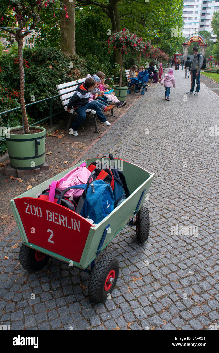 Les enfants dans le zoo de Berlin / Le jardin zoologique de Berlin, Allemagne Banque D'Images
