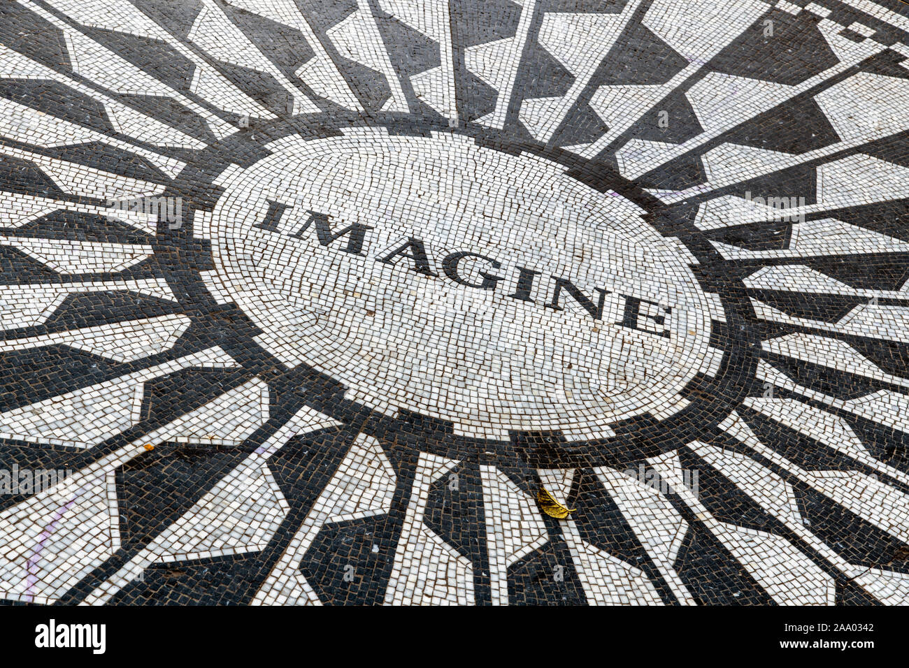 Imaginer la voie circulaire, mosaïque de Strawberry Fields memorial, Central Park, Manhattan, New York, USA Banque D'Images