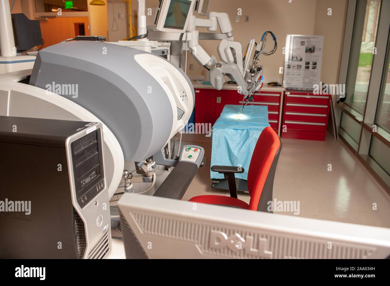 Un Whiting School of Engineering fausse salle d'opération, avec un robot chirurgical da Vinci, à la Johns Hopkins University, Baltimore, Maryland, le 6 avril 2009. À partir de la collection photographique de Homewood. () Banque D'Images