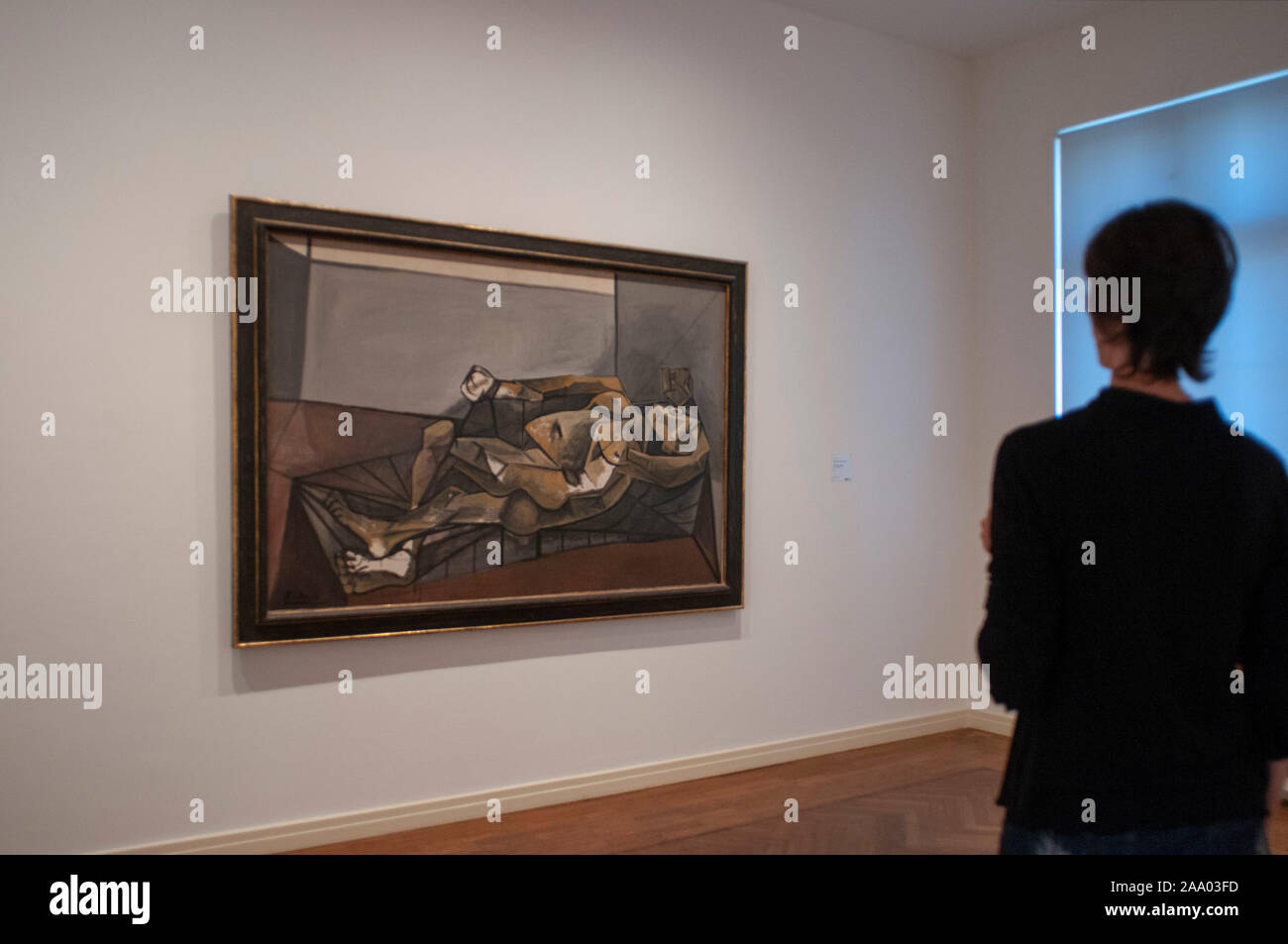 Visiteur à la peinture de Picasso à Dora Maar aux ongles verts au Musée Berggruen collection de l'art moderne est installé dans un bâtiment classé b Banque D'Images