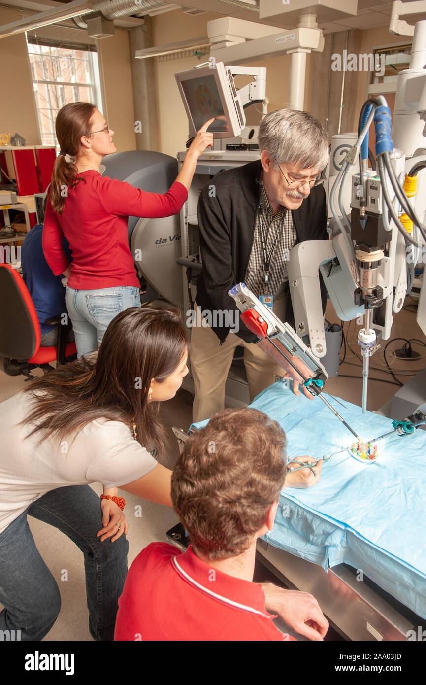 Russell Taylor, professeur d'informatique, de l'horlogerie un étudiant en génie de l'École de merlan utiliser un long outil pour aider un robot chirurgical da Vinci pour effectuer une simulation d'opération à l'Université Johns Hopkins, Baltimore, Maryland, le 6 avril 2009. À partir de la collection photographique de Homewood. () Banque D'Images
