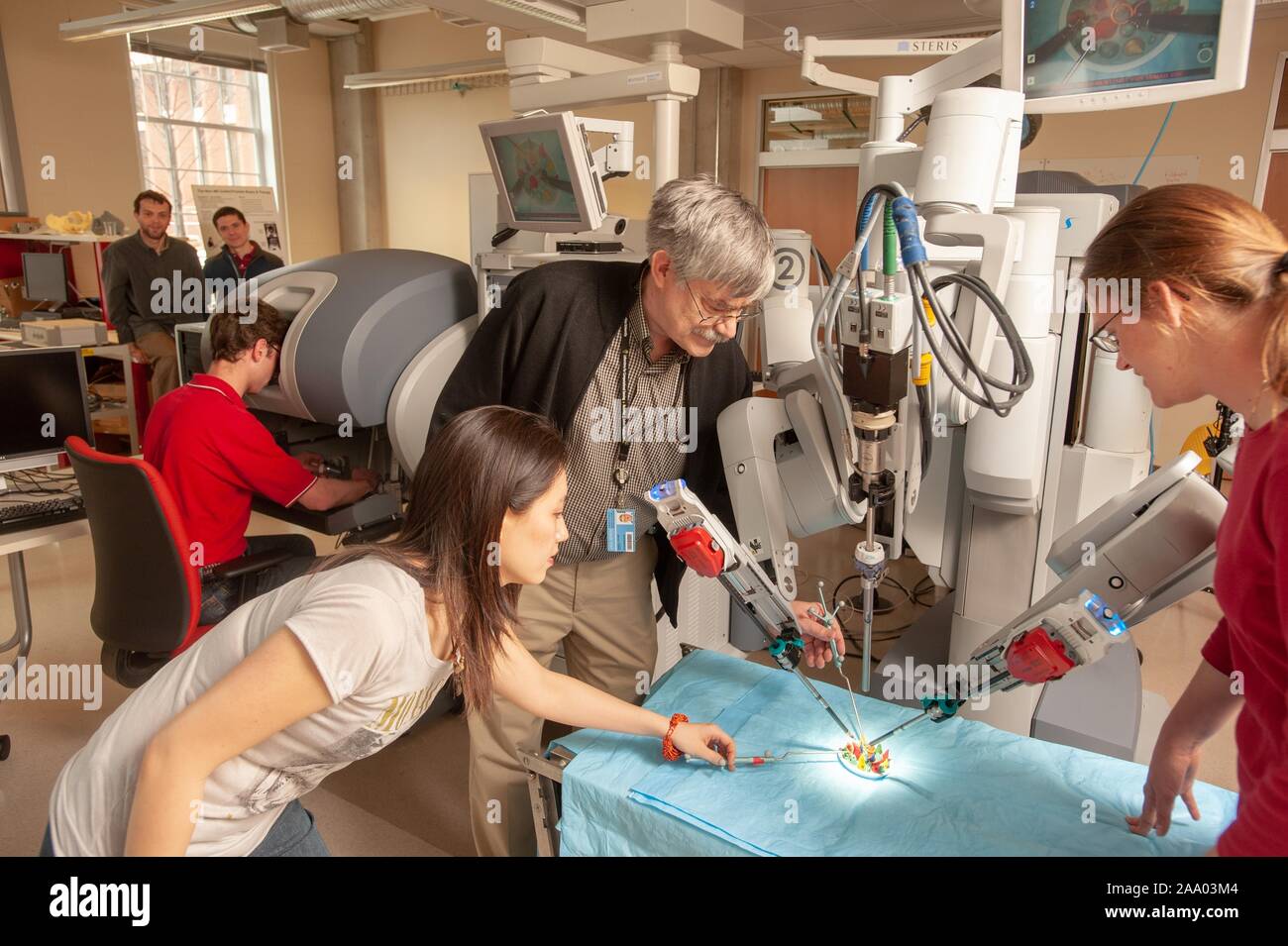 Russell Taylor, professeur d'informatique, et un étudiant en génie de l'École de merlan, utilisez du outils pour aider un robot chirurgical da Vinci travaillant dans une fausse salle d'opération à la Johns Hopkins University, Baltimore, Maryland, le 6 avril 2009. À partir de la collection photographique de Homewood. () Banque D'Images
