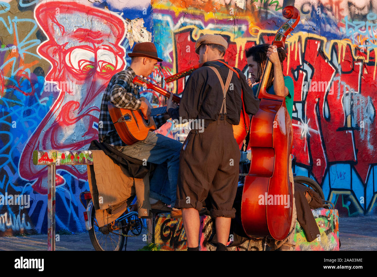 Des musiciens de rue et Graffiti sur mur Mauerpark de Berlin, Allemagne. Une partie de l'ancien mur de Berlin de la mort Banque D'Images