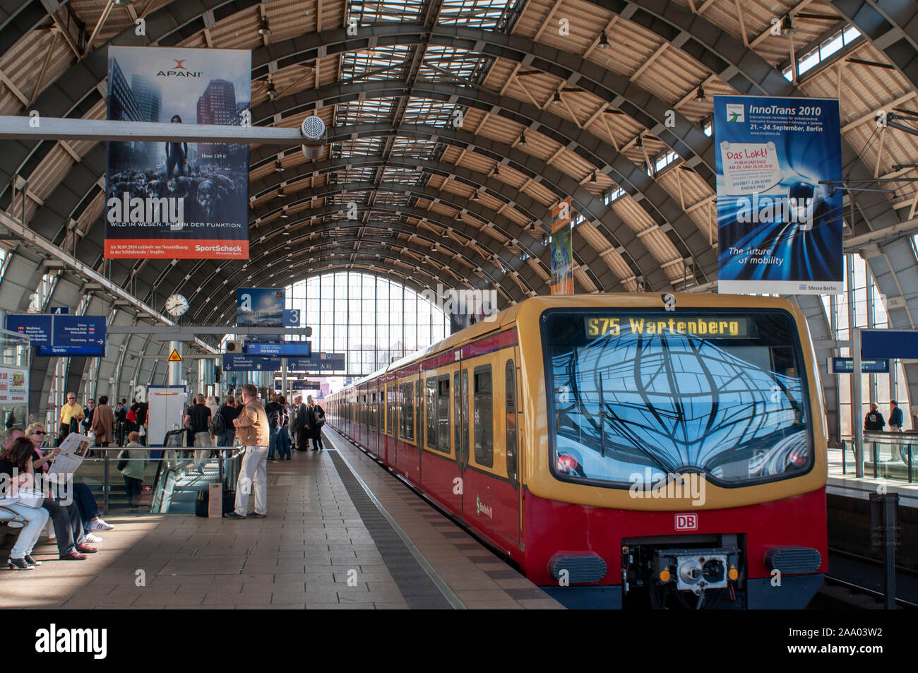 Le train S-Bahn en gare centrale de Berlin Hauptbahnhof Allemagne Banque D'Images