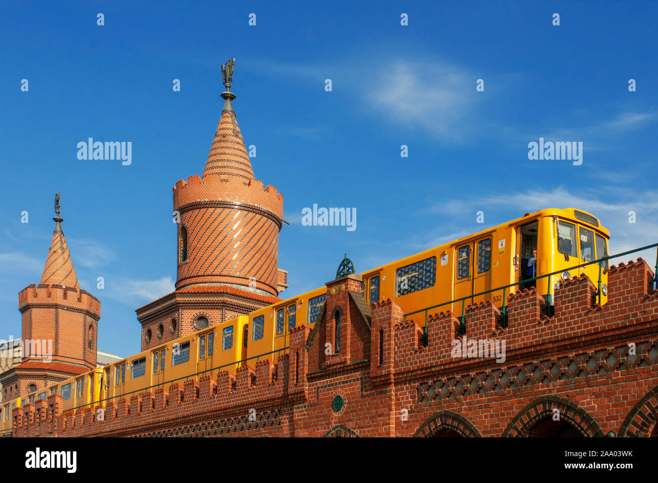 Le train S-bahn sur pont Oberbaum Oberbaumbrucke à Friedrichshain Kreuzberg Berlin, Germany, Europe Banque D'Images