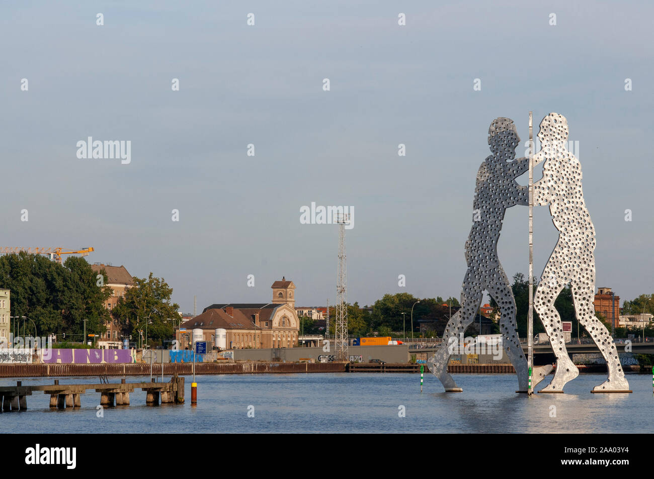 Vue panoramique sur les toits de Berlin avec molécule célèbre sculpture de l'homme et de la Spree, très beau post Berlin Allemagne Banque D'Images