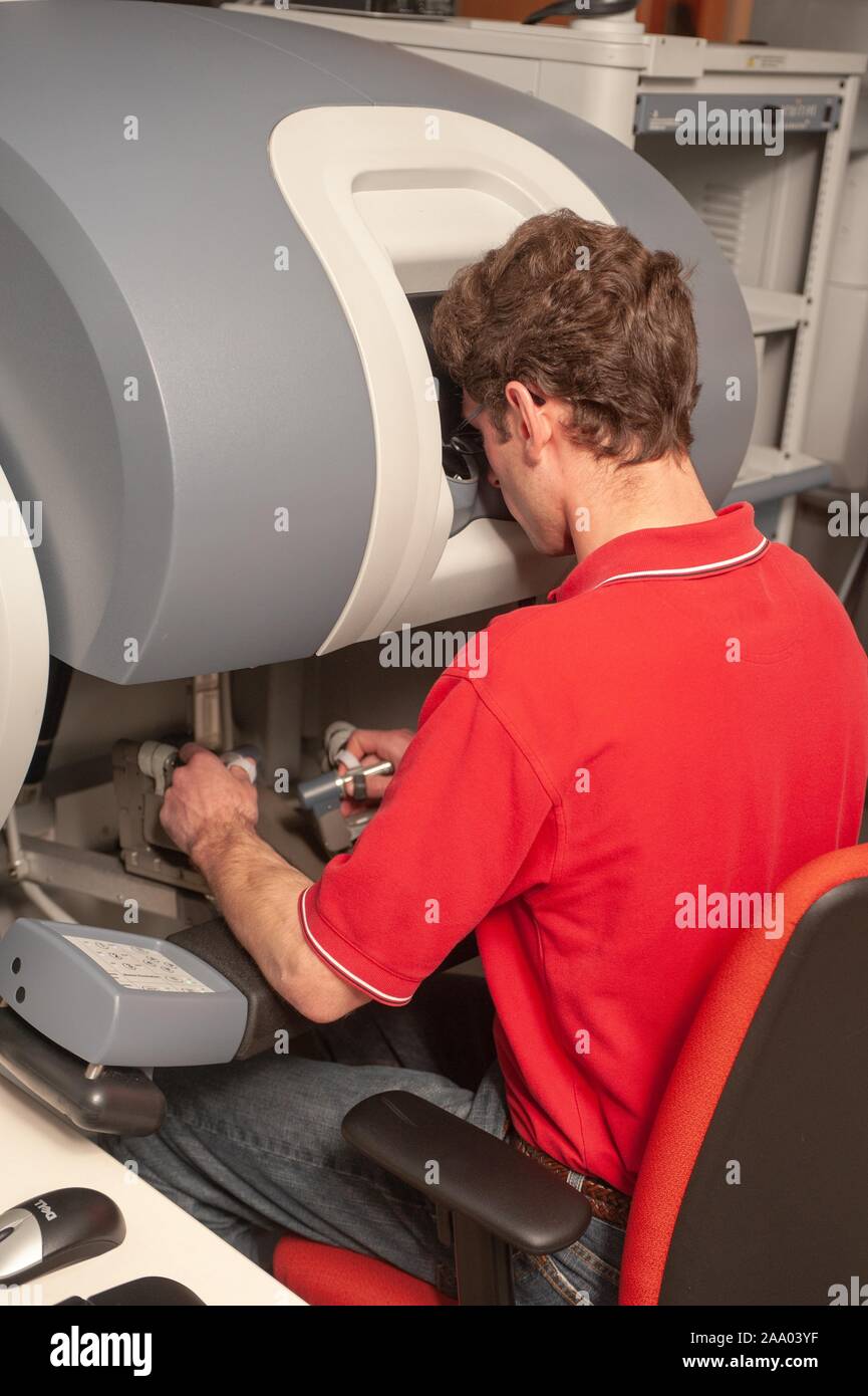 Close-up, de l'arrière, d'un étudiant en génie de l'École de merlan à l'aide d'un robot chirurgical da Vinci de l'écran pour effectuer une simulation d'opération à l'Université Johns Hopkins, Baltimore, Maryland, le 6 avril 2009. À partir de la collection photographique de Homewood. () Banque D'Images