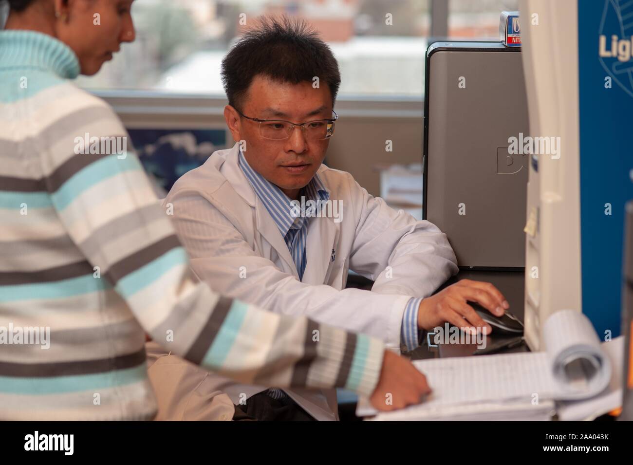 Portrait de la médecine d'urgence médecin et chercheur Dr Samuel Yang dans un laboratoire à l'Université Johns Hopkins de Baltimore, Maryland, le 9 avril 2009. À partir de la collection photographique de Homewood. () Banque D'Images