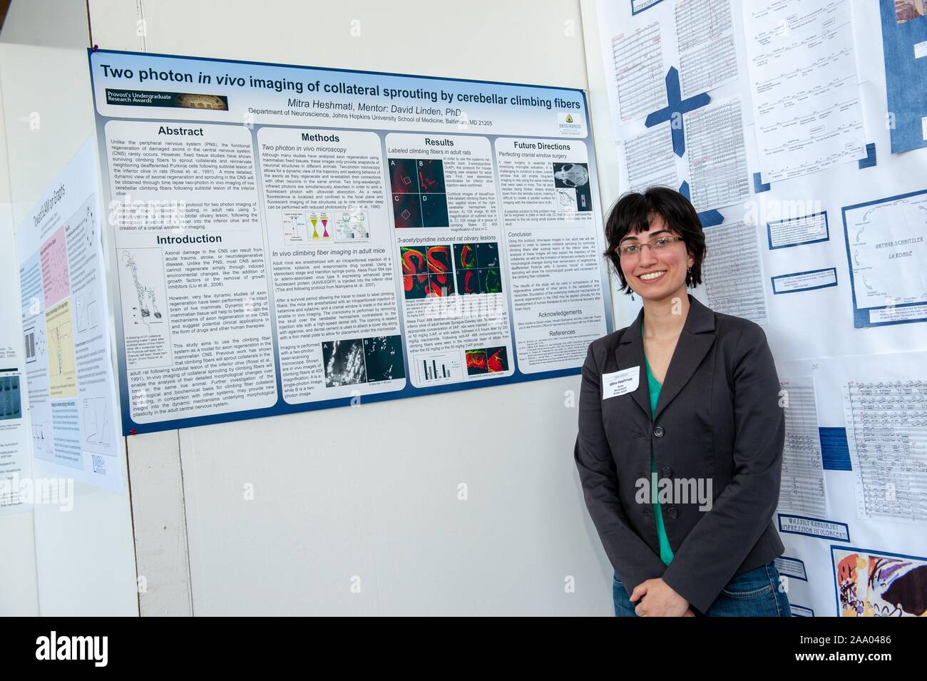 Un chercheur pose avec une affiche décrivant une expérience scientifique complexe à la Johns Hopkins University à Baltimore, Maryland, le 9 avril 2009. À partir de la collection photographique de Homewood. () Banque D'Images
