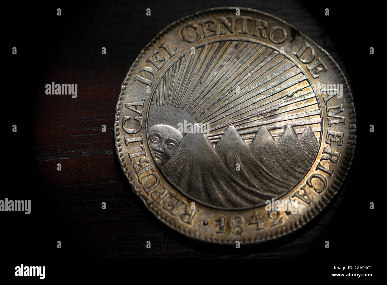 République centraméricaine lustreuse 8 Reales 1842/37 - Soleil radiant plus de 4 volcans Obverse Banque D'Images