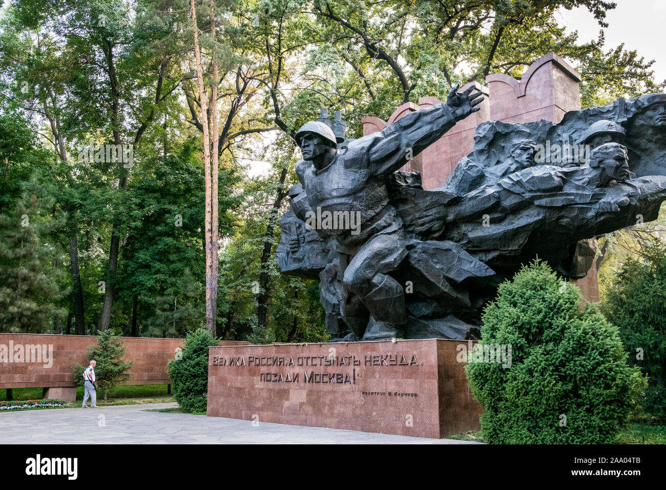 L'homme en face de la Seconde Guerre mondiale monument à Panfilov Park à Almaty Banque D'Images