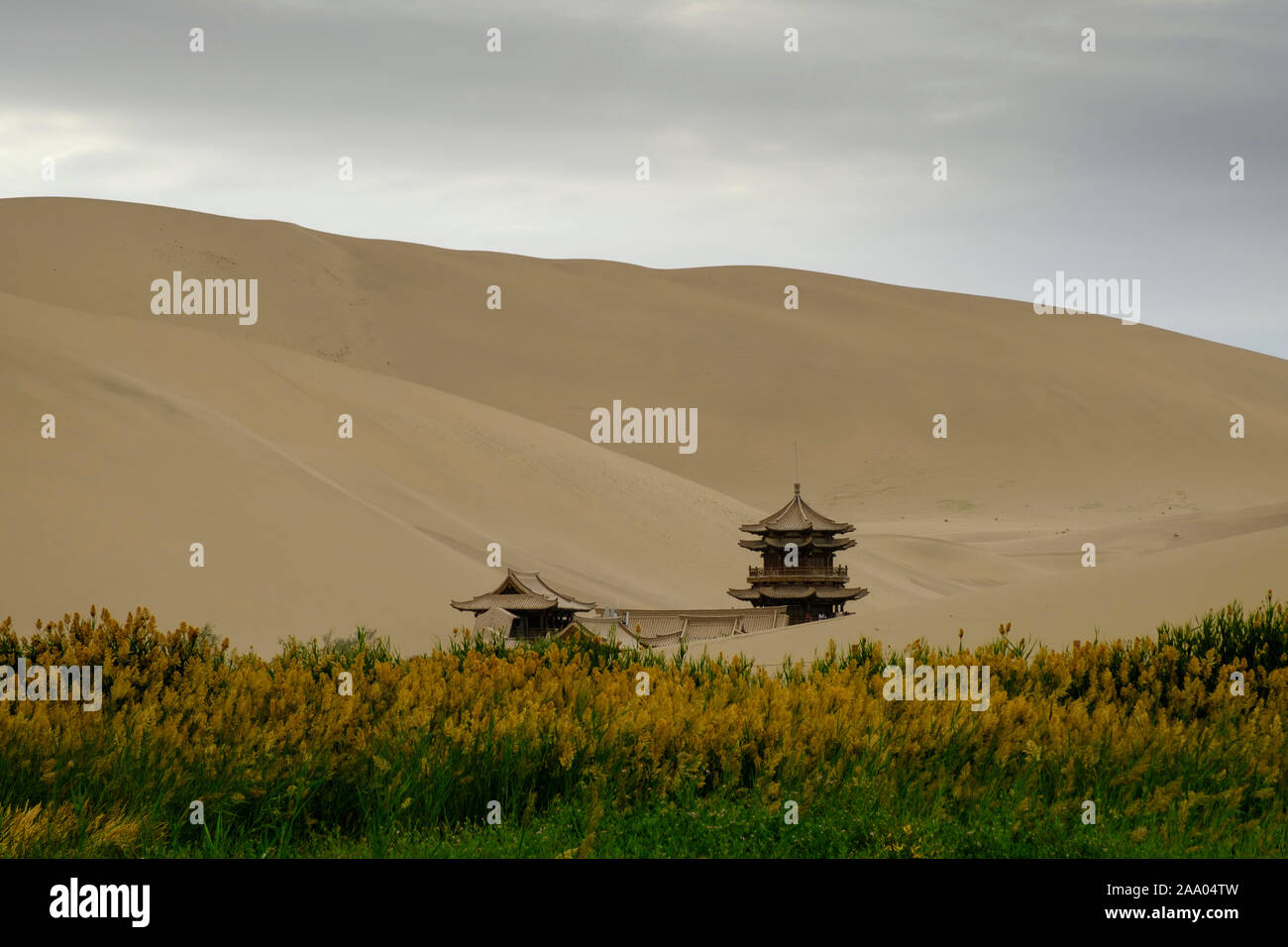 La pagode de Crescent Lake dans le désert Mingsha ou le chant des dunes de sable Banque D'Images