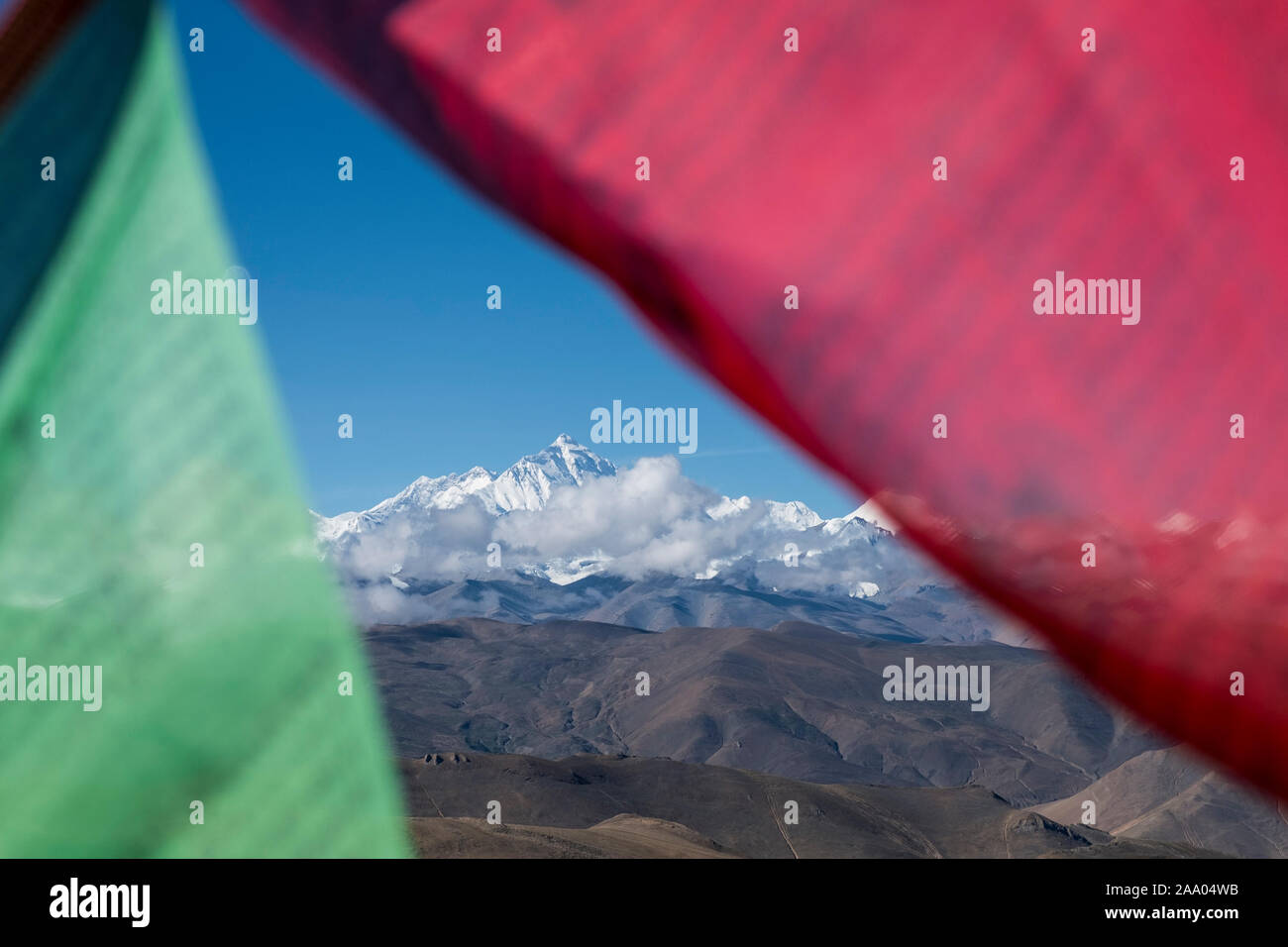 Drapeaux de prière Tibetains, Lhotse et l'Everest face nord du Pang-la, Banque D'Images Drapeaux de prière Tibetains, Lhotse et l'Everest face nord du Pang-la, Banque D'Images