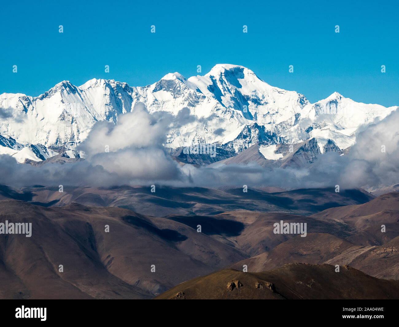 Cho Oyu North Face au-dessus de la chaîne de montagnes de l'Himalaya Banque D'Images