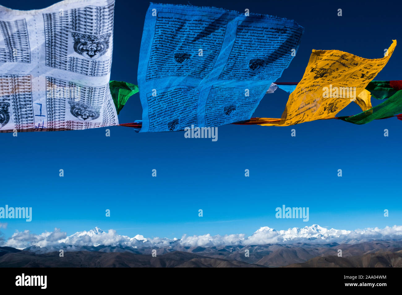 Drapeaux de prière Tibetains, Lhotse, l'Everest (à gauche), Cho Oyu (droite) et le reste de la face nord de l'Himalaya à partir de Pang-la, Banque D'Images Drapeaux de prière Tibetains, Lhotse, l'Everest (à gauche), Cho Oyu (droite) et le reste de la face nord de l'Himalaya à partir de Pang-la, Banque D'Images