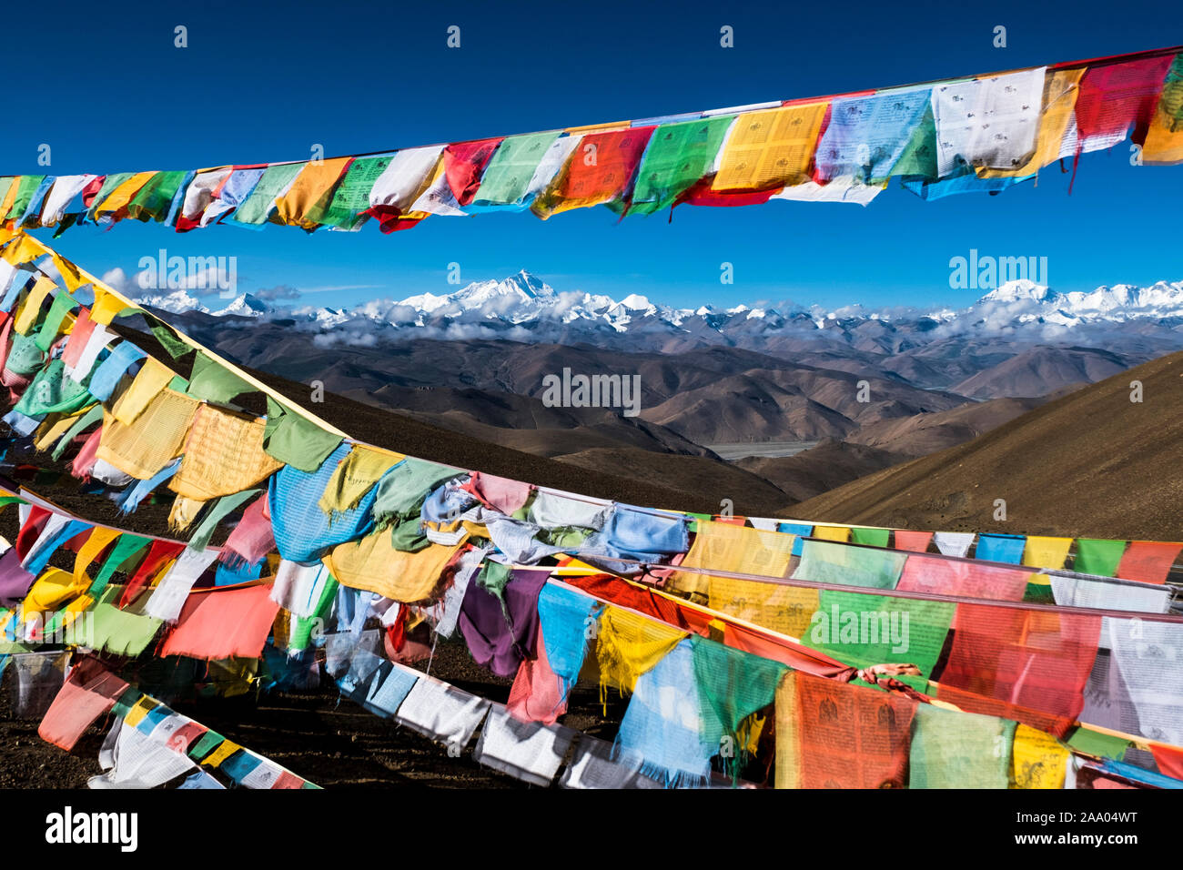 Drapeaux de prière Tibetains, Lhotse, l'Everest (centre), Cho Oyu (droite) et le reste de la face nord de l'Himalaya à partir de Pang-la, Banque D'Images Drapeaux de prière Tibetains, Lhotse, l'Everest (centre), Cho Oyu (droite) et le reste de la face nord de l'Himalaya à partir de Pang-la, Banque D'Images
