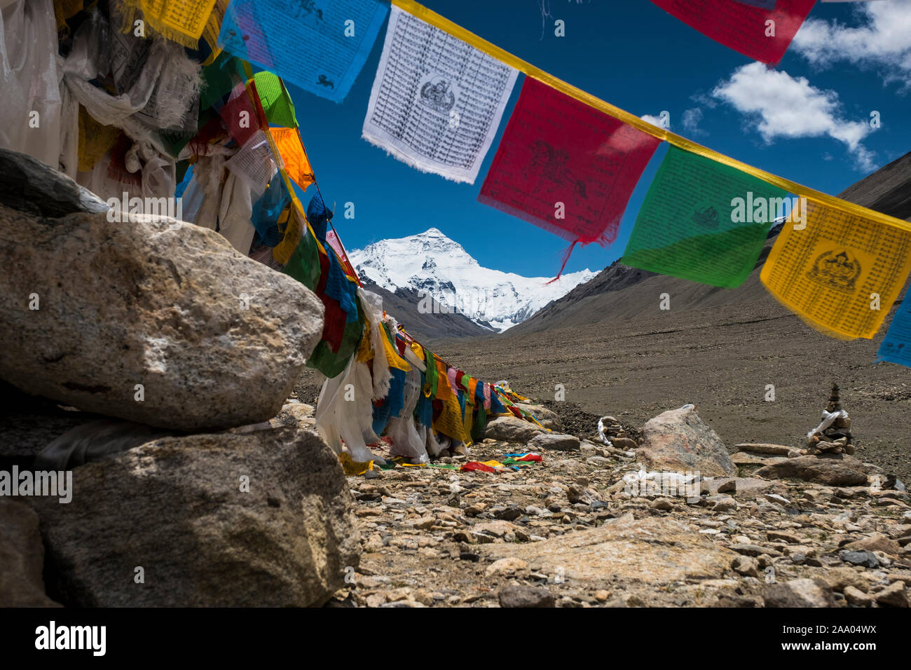Drapeaux de prière Tibetains et Mount Everest vu de face Nord Monastère Rongbuk Banque D'Images Drapeaux de prière Tibetains et Mount Everest vu de face Nord Monastère Rongbuk Banque D'Images