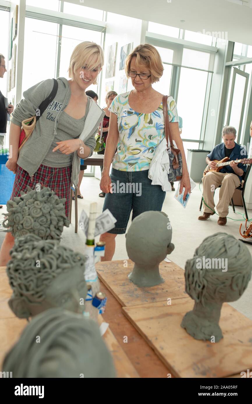Les étudiants et les professeurs membres de participer à une partie de l'art, d'événements célébrant les arts et la musique, au Centre sur l'Homewood Mattin Campus de l'Université Johns Hopkins de Baltimore, Maryland, le 8 mai 2009. À partir de la collection photographique de Homewood. () Banque D'Images