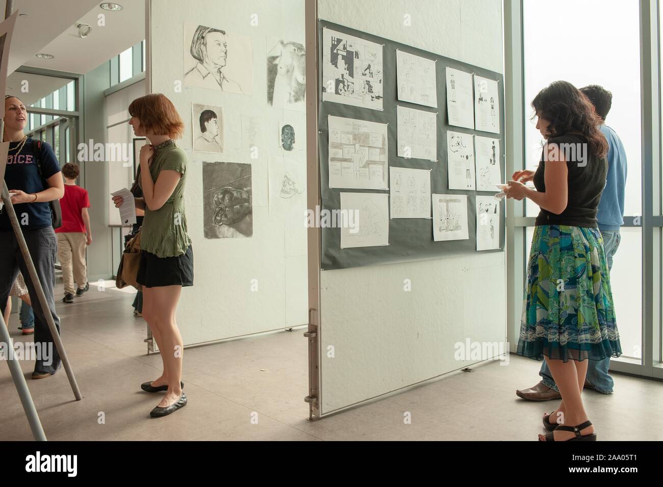 Les étudiants et les professeurs membres de participer à une partie de l'art, d'événements célébrant les arts et la musique, au Centre sur l'Homewood Mattin Campus de l'Université Johns Hopkins de Baltimore, Maryland, le 8 mai 2009. À partir de la collection photographique de Homewood. () Banque D'Images
