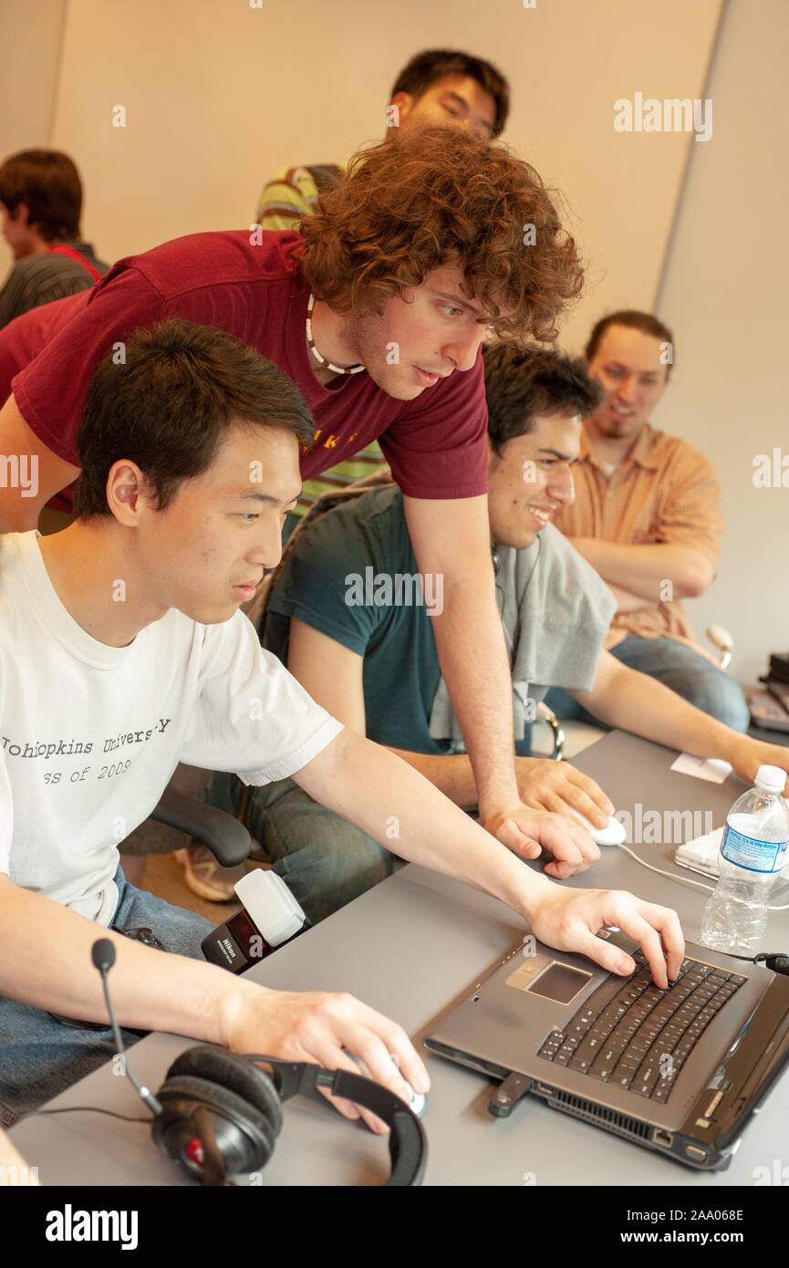Les étudiants et les professeurs membres de participer à une partie de l'art, d'événements célébrant les arts et la musique, au Centre sur l'Homewood Mattin Campus de l'Université Johns Hopkins de Baltimore, Maryland, le 8 mai 2009. À partir de la collection photographique de Homewood. () Banque D'Images