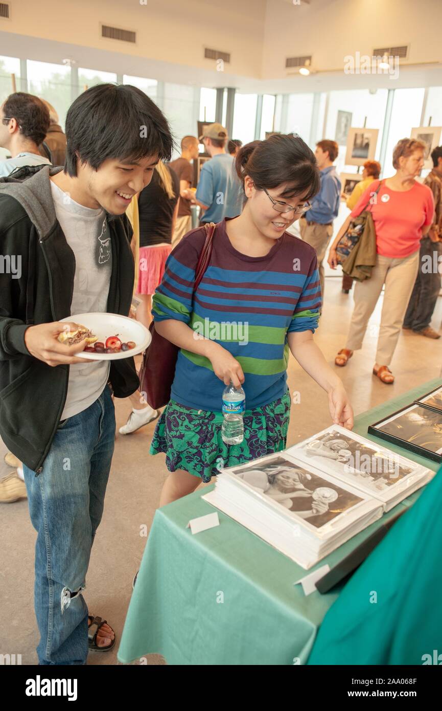Les étudiants et les professeurs membres de participer à une partie de l'art, d'événements célébrant les arts et la musique, au Centre sur l'Homewood Mattin Campus de l'Université Johns Hopkins de Baltimore, Maryland, le 8 mai 2009. À partir de la collection photographique de Homewood. () Banque D'Images