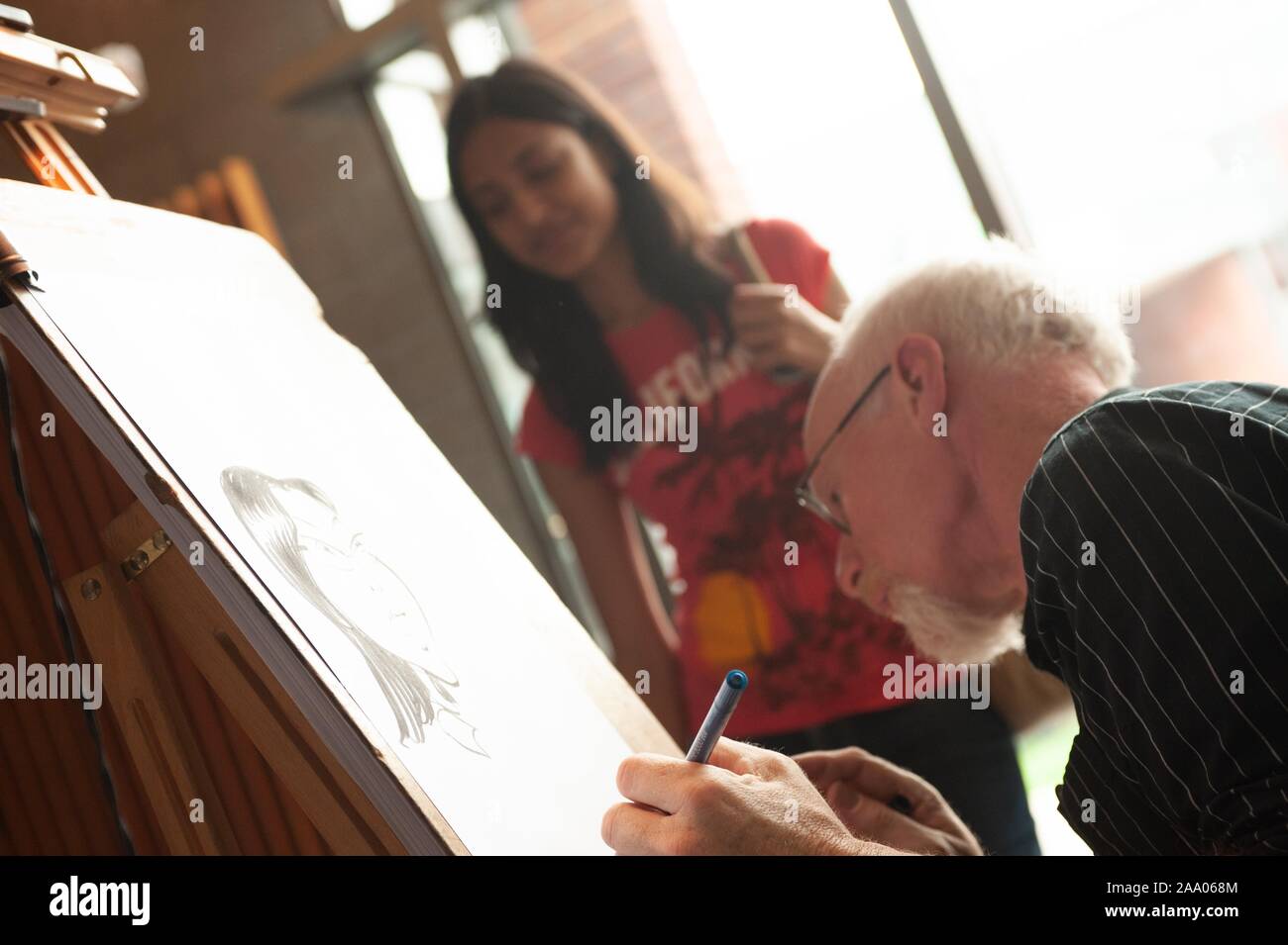 Les étudiants et les professeurs membres de participer à une partie de l'art, d'événements célébrant les arts et la musique, au Centre sur l'Homewood Mattin Campus de l'Université Johns Hopkins de Baltimore, Maryland, le 8 mai 2009. À partir de la collection photographique de Homewood. () Banque D'Images