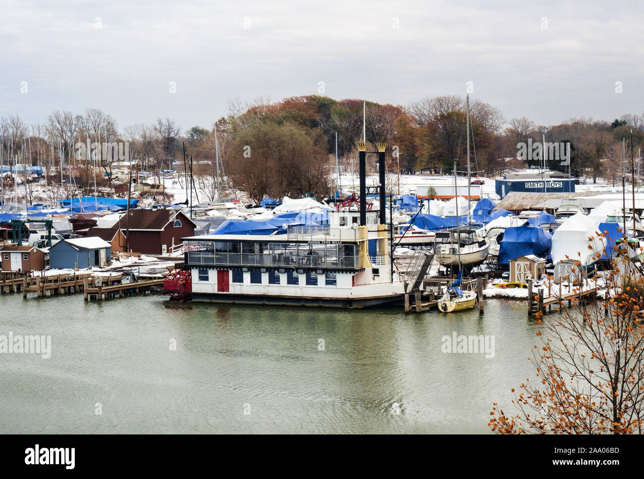 Charlotte, New York, USA. Le 15 novembre 2019. La ville portuaire Belle péniche amarrée sur la rivière Genesee, menant au port de Rochester et du Lac Banque D'Images