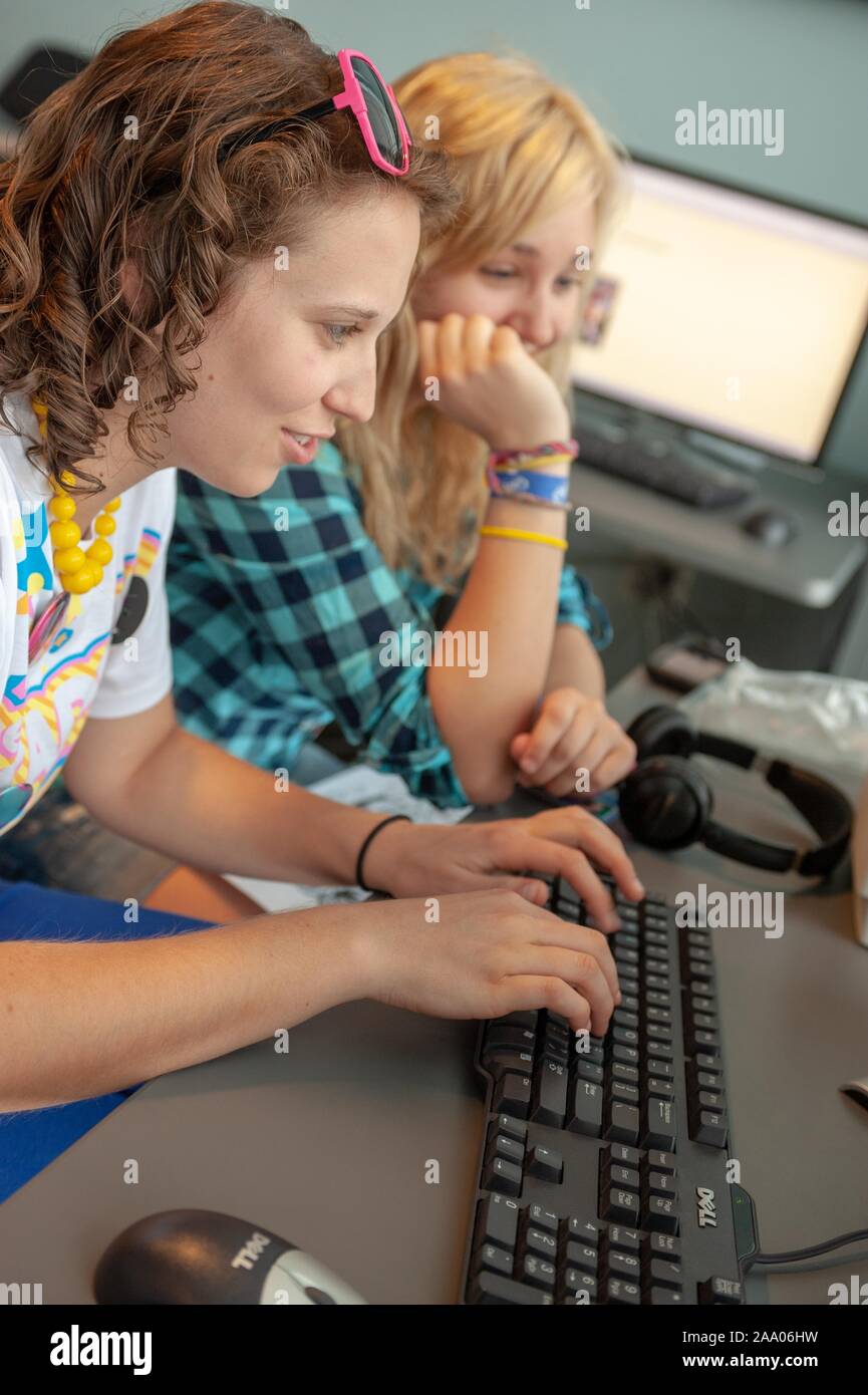 Les étudiants et les professeurs membres de participer à une partie de l'art, d'événements célébrant les arts et la musique, au Centre sur l'Homewood Mattin Campus de l'Université Johns Hopkins de Baltimore, Maryland, le 8 mai 2009. À partir de la collection photographique de Homewood. () Banque D'Images
