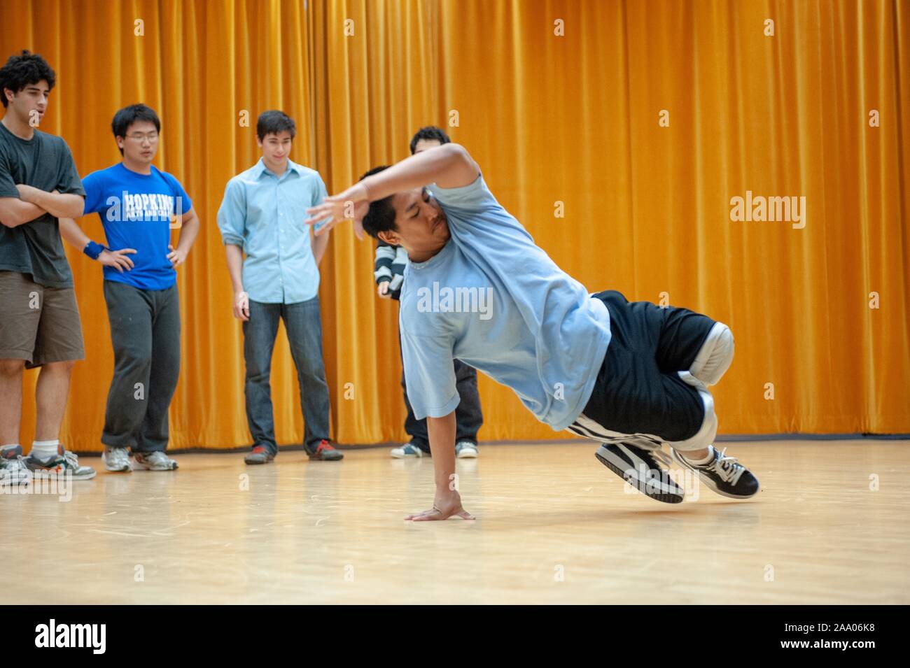 Break dance les élèves puisqu'ils participent à une partie de l'art, d'événements célébrant les arts et la musique, au Centre sur l'Homewood Mattin Campus de l'Université Johns Hopkins de Baltimore, Maryland, le 8 mai 2009. À partir de la collection photographique de Homewood. () Banque D'Images