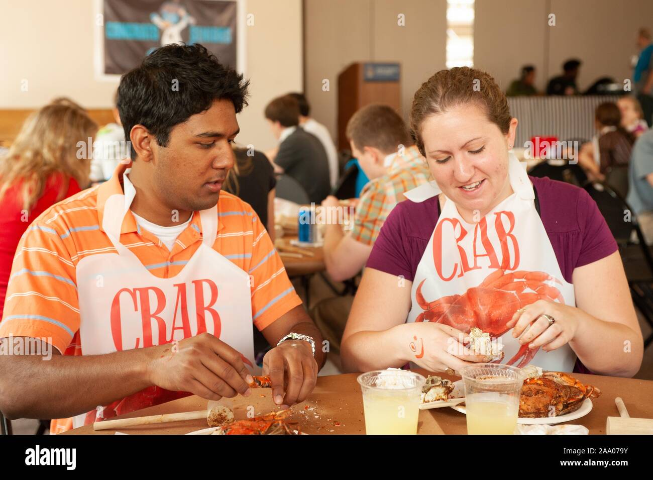 Les élèves participent à une fête, avec du Crabe Crabe bleu du Maryland, une tradition annuelle à l'Université Johns Hopkins de Baltimore, Maryland, le 15 mai 2009. À partir de la collection photographique de Homewood. () Banque D'Images