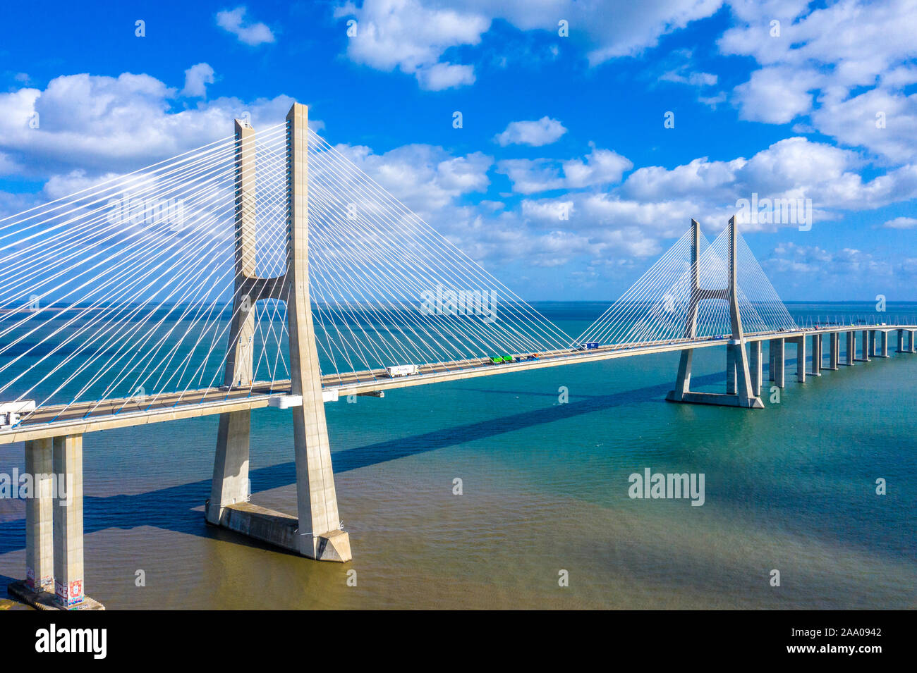 Vue aérienne sur le pont Vasco de Gama à Lisbonne - VILLE DE LISBONNE, PORTUGAL - 5 NOVEMBRE 2019 Banque D'Images