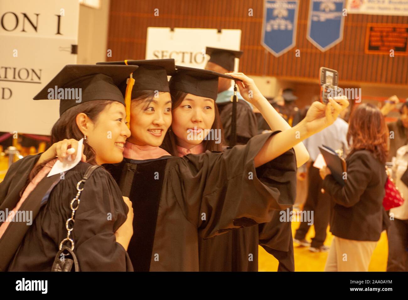 Les étudiants prennent un tout en selfies participant à un début ou des diplômes à l'Université Johns Hopkins de Baltimore, Maryland, le 21 mai 2009. À partir de la collection photographique de Homewood. () Banque D'Images