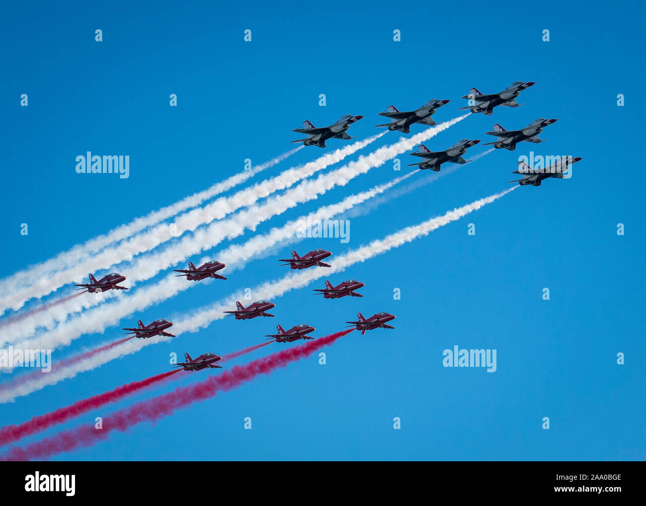 L'United States Air Force Escadron de démonstration aérienne "Thunderbirds" effectuer un fly-by avec la Royal Air Force des flèches rouges, 6 Oct, 2019, au cours de la Great Pacific Air Show à Huntington Beach, Californie Banque D'Images