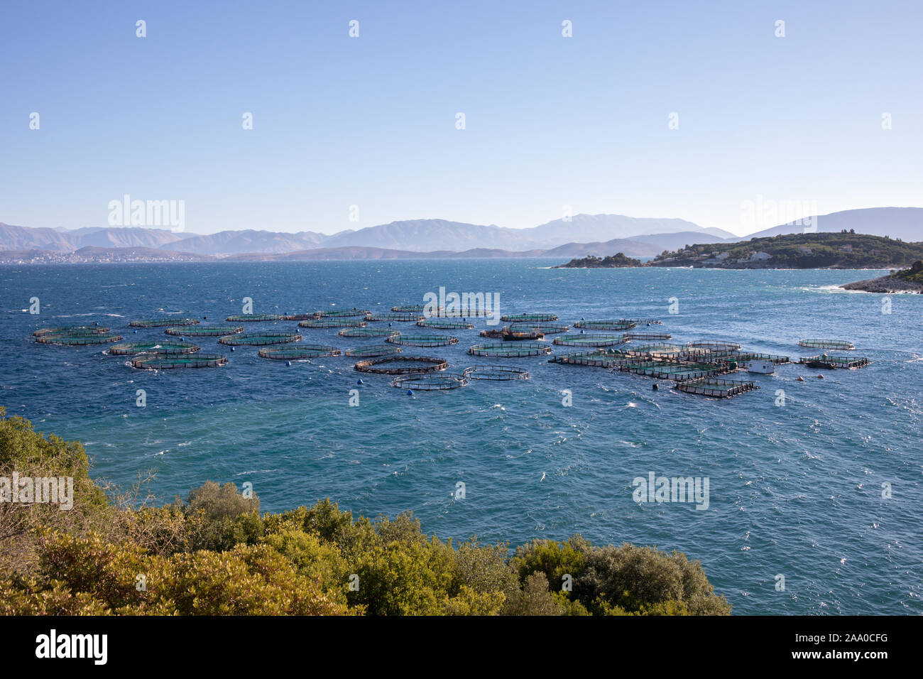 Ferme piscicole dans la mer près de Kassiopi, Corfou Grèce Banque D'Images