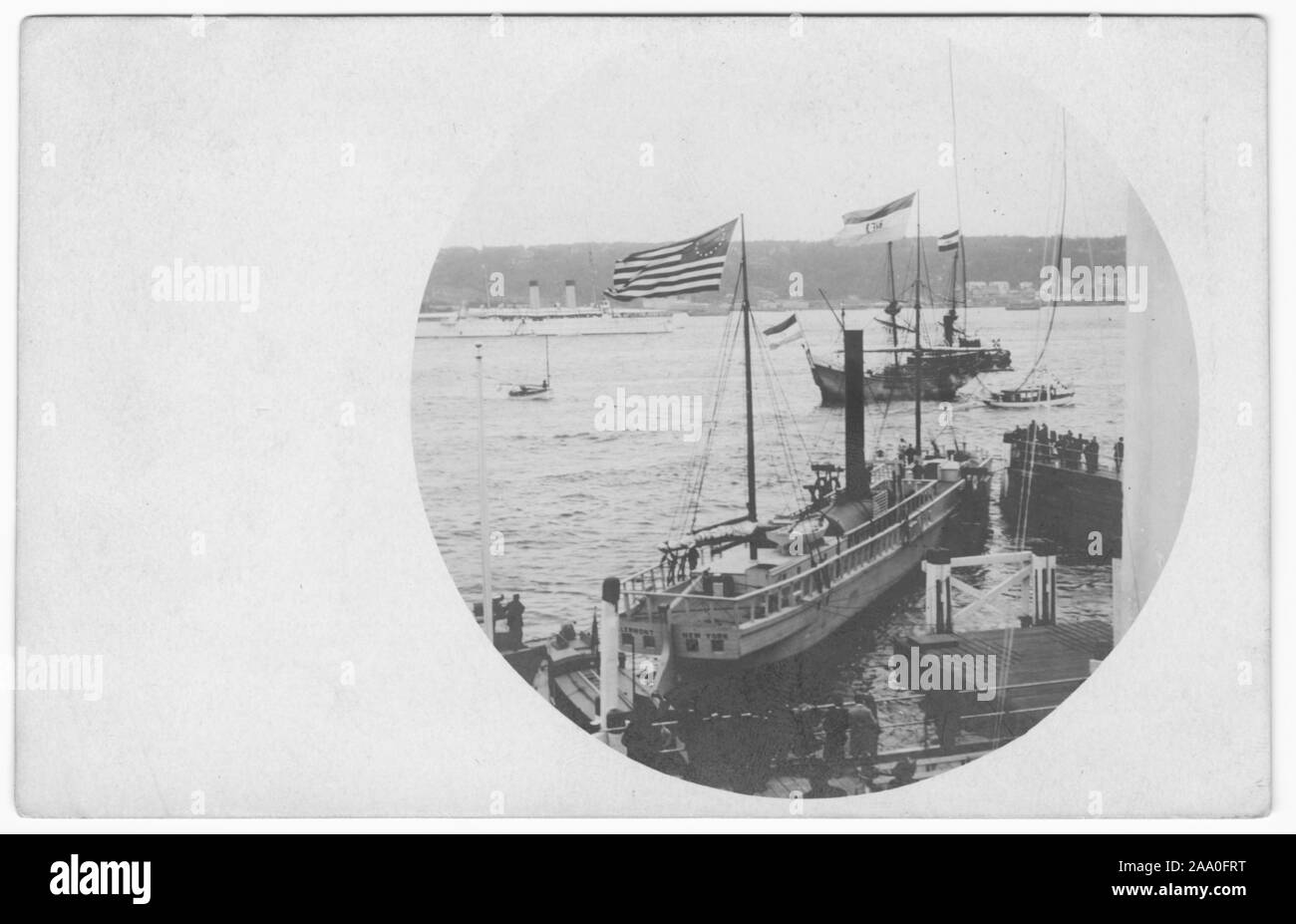 Carte postale gravé des répliques de l'Clermont et Hudson-Fulton Half-Moon navires durant la fête, 1909. À partir de la Bibliothèque publique de New York. () Banque D'Images